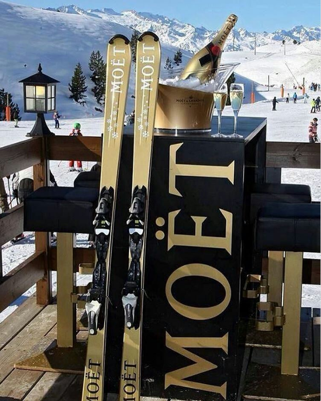 
Thưởng thức những ly sâm panh Moët thượng hạng ở khu trượt tuyết.
