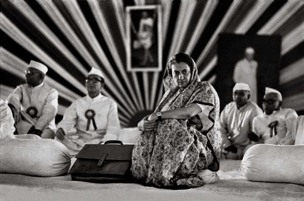 La primera ministra india, sentada en primer plano.