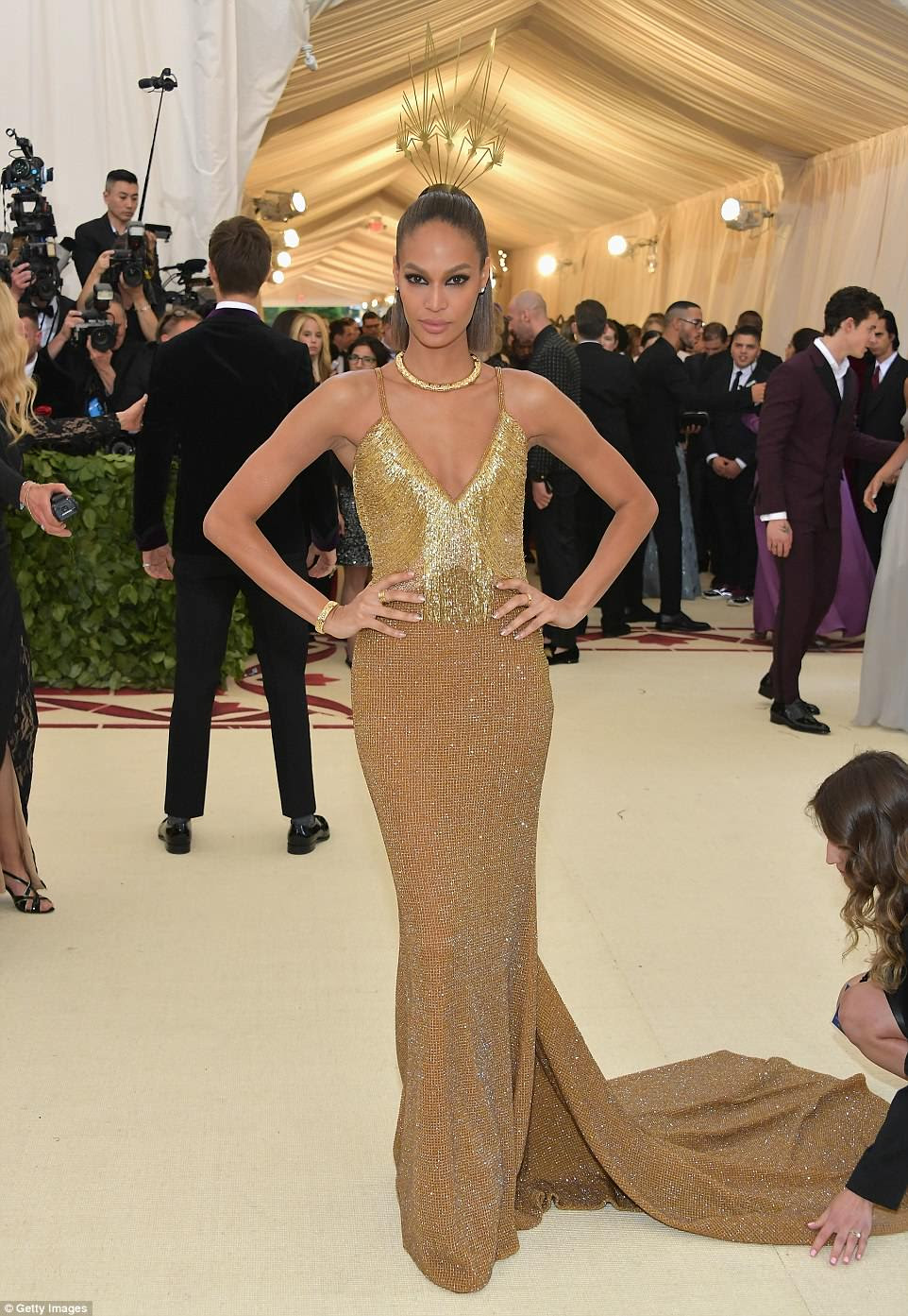 Que visão: A modelo Joan Smalls complementou seu vestido justo com uma enorme peça de cabeça e um colar de crachá combinando