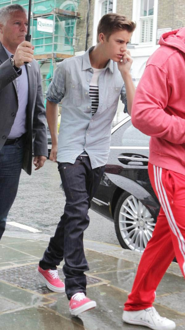 MALE CELEBRITIES Justin Bieber walking and talking on the phone in