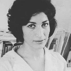 این را سال ٢٠١۴ نوشته بودم اما هر سال تازه تر میشود: هر سال که میگذرد، من انگار دوباره و دوباره فروغ فرخزاد را میشناسم. هر کسی برای خودش یک فروغ دارد به نظر من. ماها، زنها، زنهای ایرانی، هر کدام فروغ را به نوعی میشناسیم. یکی برای عصیانش، یکی برای تولدی دیگرش، یکی برای فصل سردش، یکی برای اسیرش و برای دیگری دیوار است. هر بار، هر شب که فروغ میخوانم، فکر میکنم بخشی از روحم برهنه میشود باز دوباره و دوباره. آنجا که از معشوق میگوید، آنجا که میگوید من از تو میمردم، آنجا که از اجتماع این تجربههای پریده رنگ حرف میزند، آنجا که از بوی شیر میان پستانهای این زنان ساده کامل میگوید، آنجا که عریان است و آنجا که فریاد میزند که ما سیب را چیدیم. برای من فروغ همین است. برای من فروغ چیدن عریان آن سیب است. این باغی است که فتح کرده، این صمیمیت با تنش است در طراری و این درخشیدنش است. این برهنگی فروغ است که این روزها در جان و روح من جولان میدهد و گاهی نیمه شبها با خودم میخوانم که نترسیدیم که نترسیدم که نترسیدم. فروغ شعر زندگیست. خود زندگیست. روز زن امسال برای من عطر برهنگی فروغ را داد. مبارک است.