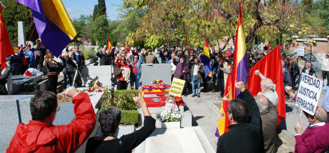 Los asistentes al homenaje cantan la Internacional frente a la tumba de Ramón García Sanz