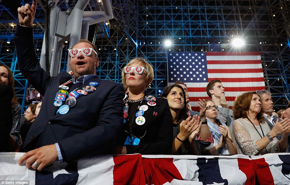 Jim Livesey e Jill Huennekens (à esquerda na óculos de sol) de Milwaukee alegria na casa de Clinton noite da eleição rali do Jacob K. Javits Convention Center