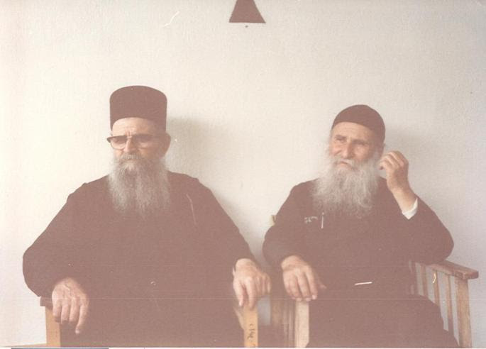 joseph14 Με τον παραδελφό του μακαριστό παπα- Χαράλαμπο, τότε Ηγούμενο της Μονής Διονυσίου σε επίσκεψή του στη Νέα Σκήτη (1986).