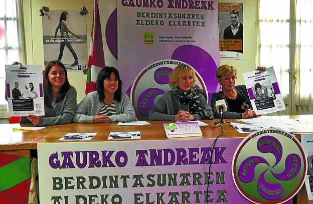 Ainhoa Ezeiza, Malen Garmendia, Irene Kastezubi e Itziar Gomez, en la sede de Gaurko Andreak.
/