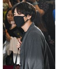 Foto Jungkook Memakai Kacamata