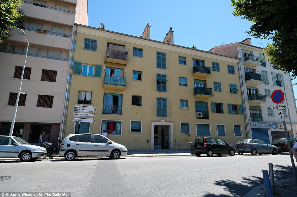 Home: A polícia revistou o apartamento de Nice terrorista Mohamed Lahouaiej Bouhlel hoje, bem como uma outra van deixou perto da propriedade