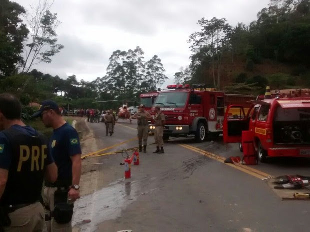 Guarnições de pelo menos três cidades prestam socorro às vítimas. (Foto: PRF/ Divulgação)