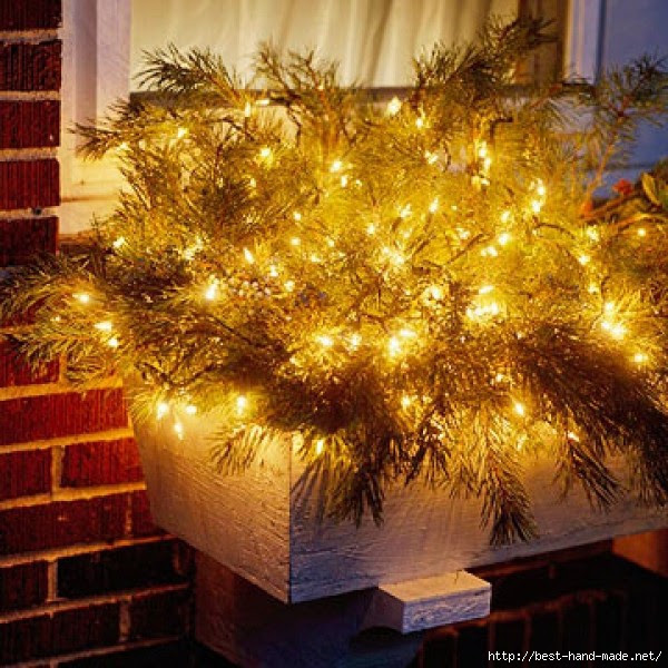Window-Box-Chic-Outdoor-Christmas-Lights-Decorating-Design-e1319576272172 (600x600, 275Kb)