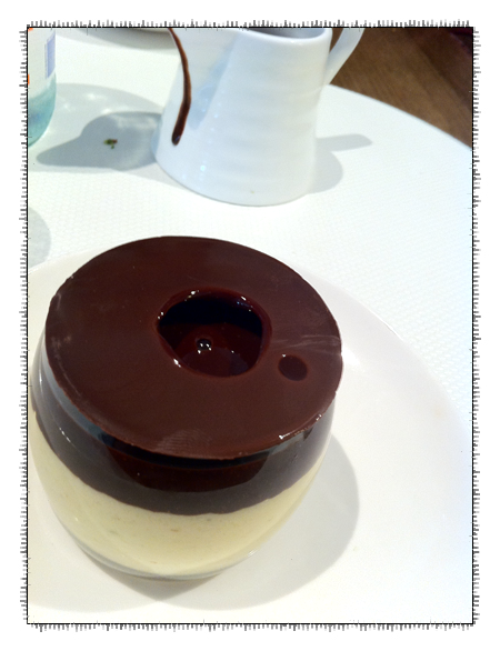 Cafe Vue at 401© by Haalo