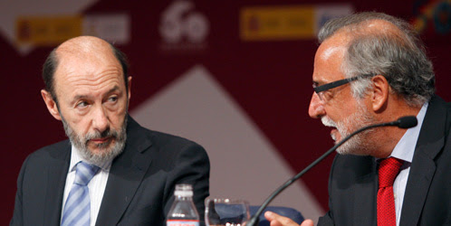 Alfredo Pérez Rubalcaba y Pere Navarro, conversan durante una rueda de prensa (EFE) Alfredo Pérez Rubalcaba y Pere Navarro, conversan durante una rueda de prensa (EFE)