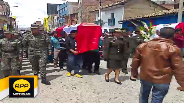 Pasean féretros por la Calle Real de Huancayo.