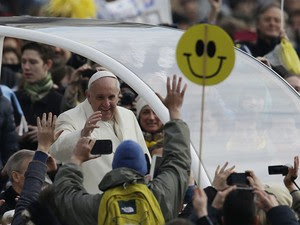 O Papa Francisco chega à Praça São Pedro para a audiência geral desta quarta-feira (29) (Foto: Gregorio Borgia/AP)