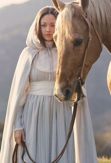 Aes Sedai with horse