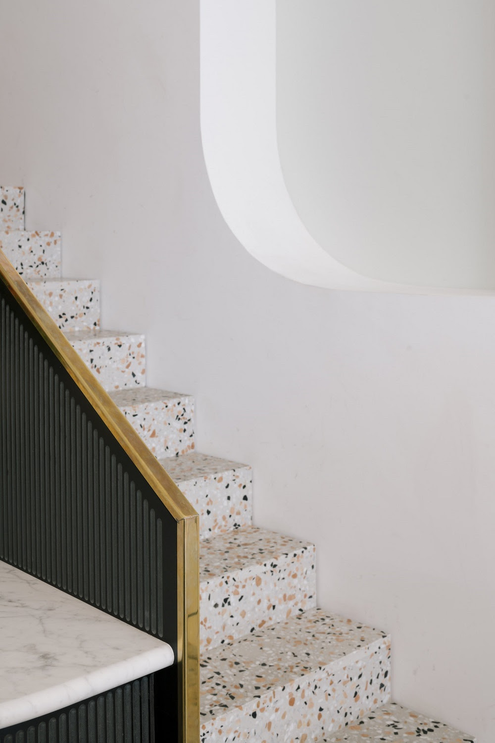 Vật liệu đá mài granito được ứng dụng dễ dàng nhất trong thiết kế cầu thang. 
