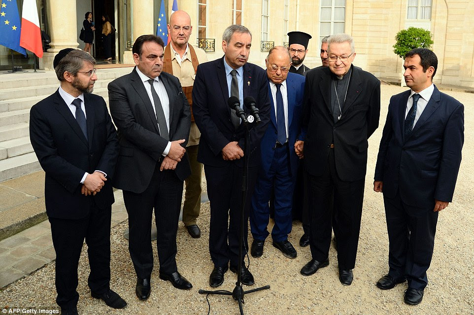 líderes religiosos franceses pediu hoje às autoridades para aumentar a segurança nos locais de culto. Da esquerda para a direita, da França rabino-chefe Haim Korsia, Francês judaica centro presidente Consistório Joel Mergui, presidente da União Budista francês, Olivier Reigen Wang-Genh, presidente da Federação Protestante da França Pastor Francois Clavairoly, reitor da Grande Mesquita de Paris Dalil Boubakeur, Vigário Grigorios Ioannidis Geral da metrópole ortodoxos gregos, Francês Cardeal André Vingt-Trois e Ahmet Ogras, vice-presidente do Conselho Francês da Fé muçulmana