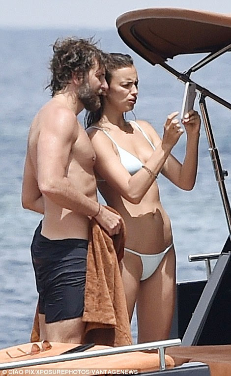 Não tenho certeza: Bradley e Irina estudar algumas das fotos em seu cameraphone, mas ela não parece convencido