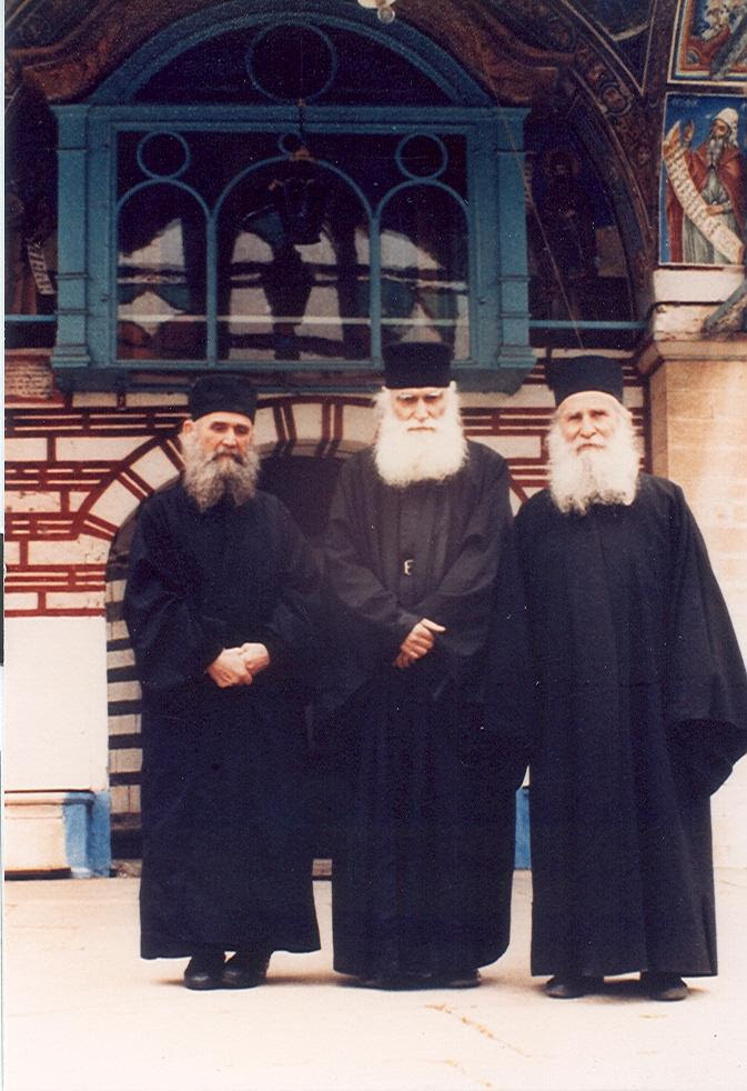 Μάϊος του 1988. Μπροστά στη πύλη της Ι. Μ. Μ. Βατοπαιδίου με τους παραδελφούς του Εφραίμ Κατουνακιώτη και Εφραίμ Καθηγούμενο (τότε) της Ι. Μ. Φιλοθέου.