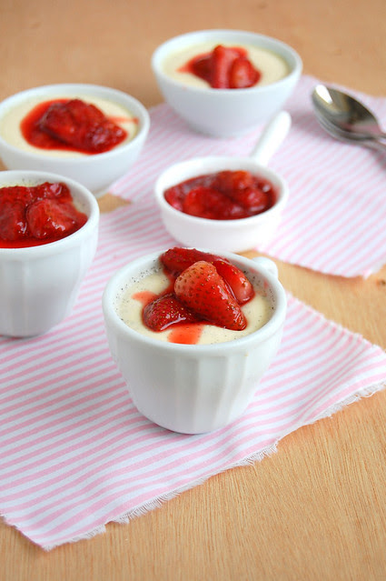 Vanilla panna cotta with rosewater roasted strawberries / Panna cotta de baunilha com morangos assados com água de rosas