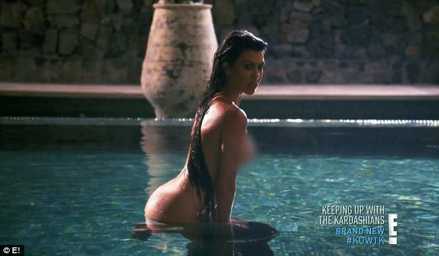 Sua grande estréia: Kourtney Kardashian sizzled em uma sessão de fotos nua capturado em um olhar atrás das cenas na noite de domingo Mantendo-se com o Kardashians