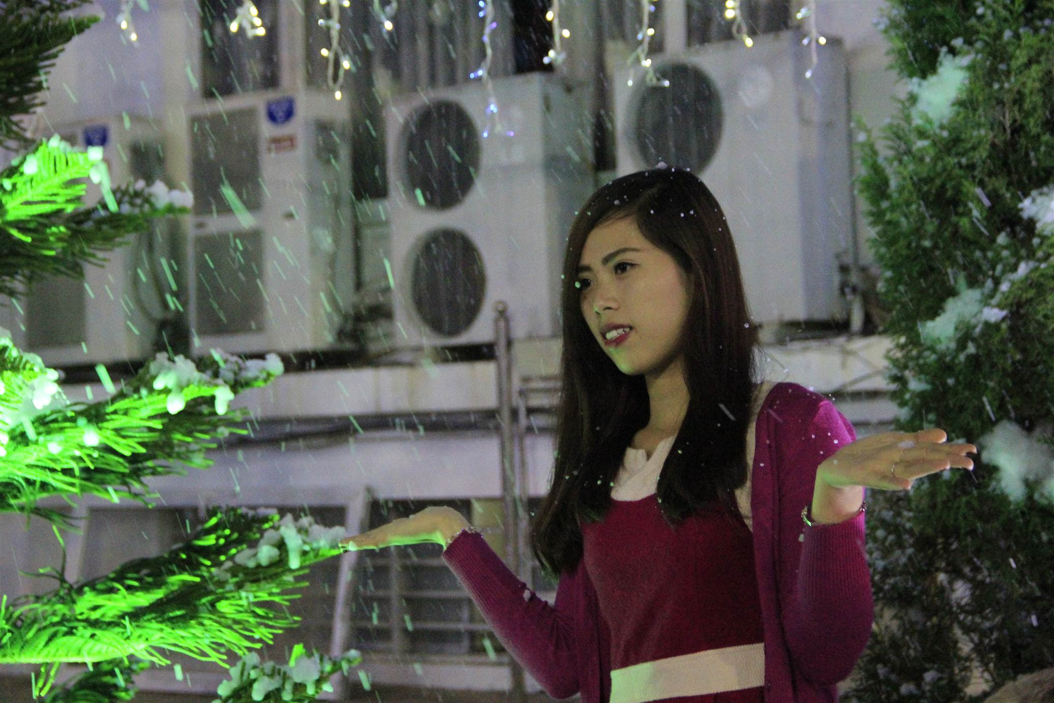 Hà Nội: Hot girl tự sướng giữa tuyết trắng trong đêm Noel - ảnh 9 Hình ảnh Hà Nội: Hot girl tự sướng giữa tuyết trắng trong đêm Noel số 9