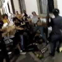 Policial sofre ataque e
é encurralado no Rio (Reprodução/TV Globo) Policial sofre ataque e
é encurralado no Rio (Reprodução/TV Globo)