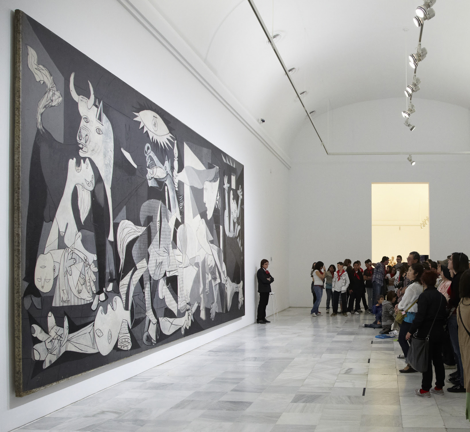 Resultado de imagen de el guernica en el museo