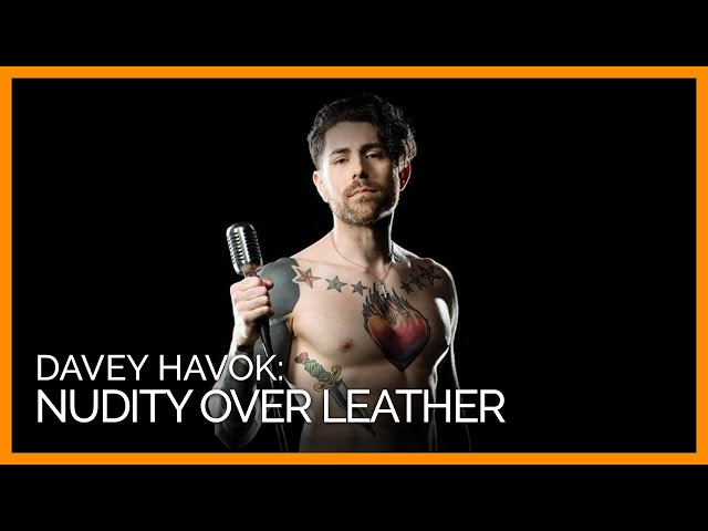 Видео: Rocker Davey Havok Chooses Nudity Over Leather 
