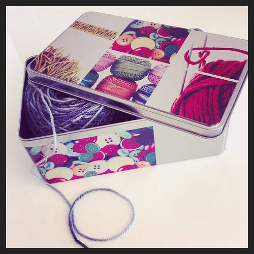 A new knitting box:) Una nuova scatola per il lavoro a maglia :)