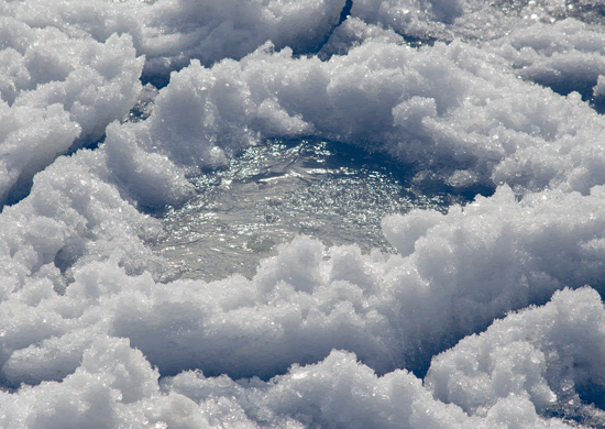 Estructures en la congelació de les aigües del llac Michigan amb Chicago al fons. Detall.