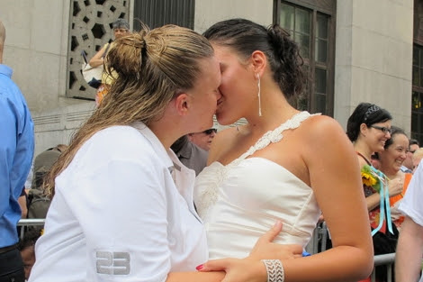 Dina (i) y Vanessa Chakides (d), una de las parejas que se ha casado en Nueva York. | C.F.