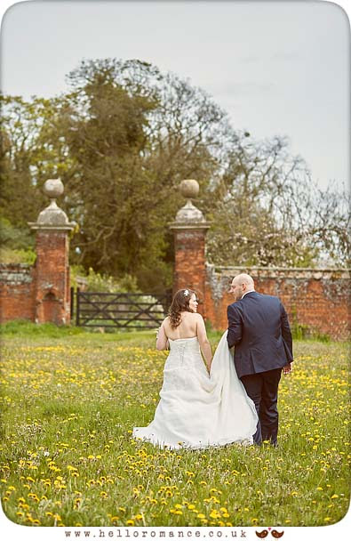 Bride and groom meadow photo - www.helloromance.co.uk