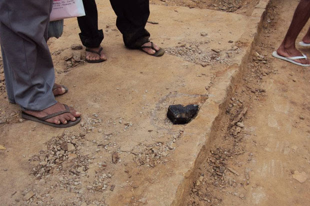 Possível meteorito em Pernambuco. (Clique com o botão direito do mouse para ampliar a foto.)
