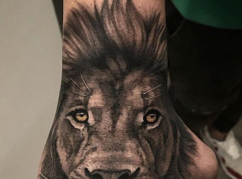 Лев на кисти