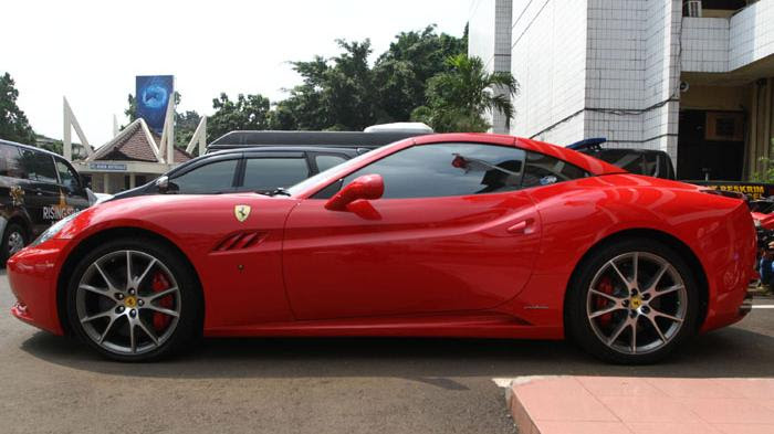 Gambar Mobil Ferrari  Warna  Merah 