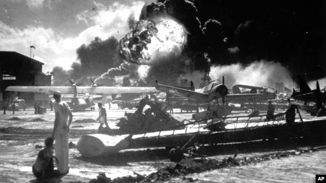 珍珠港的美国海军军人观看美国驱逐舰在日本偷袭下爆炸（1941年12月7日）