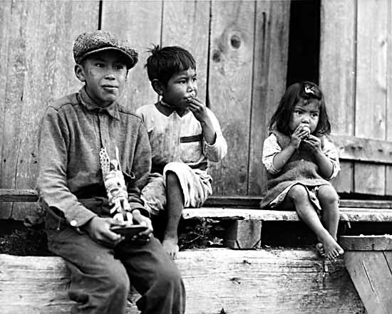 File:Nuu-chah-nulth children in Friendly Cove.jpg
