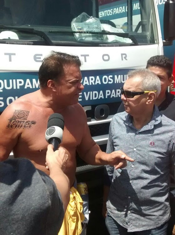 Deputado federal Wladimir Costa (SD-PA) aparece sem camisa em cerimônia e expõe tatuagem com o nome de Temer (Foto: Diário do Pará/divulgação)