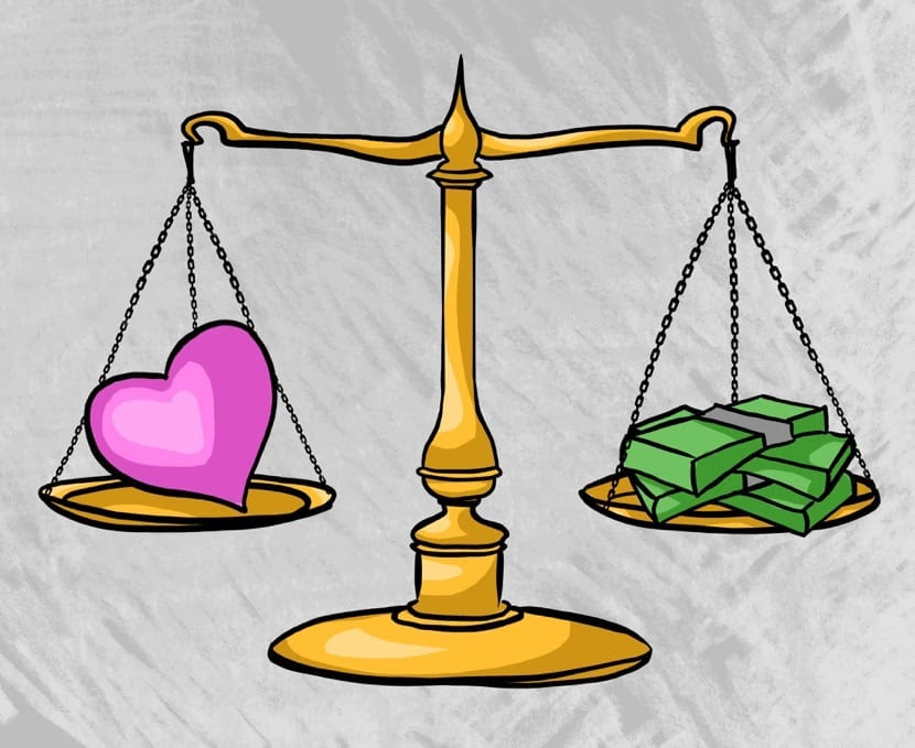 dinero y felicidad en una balanza