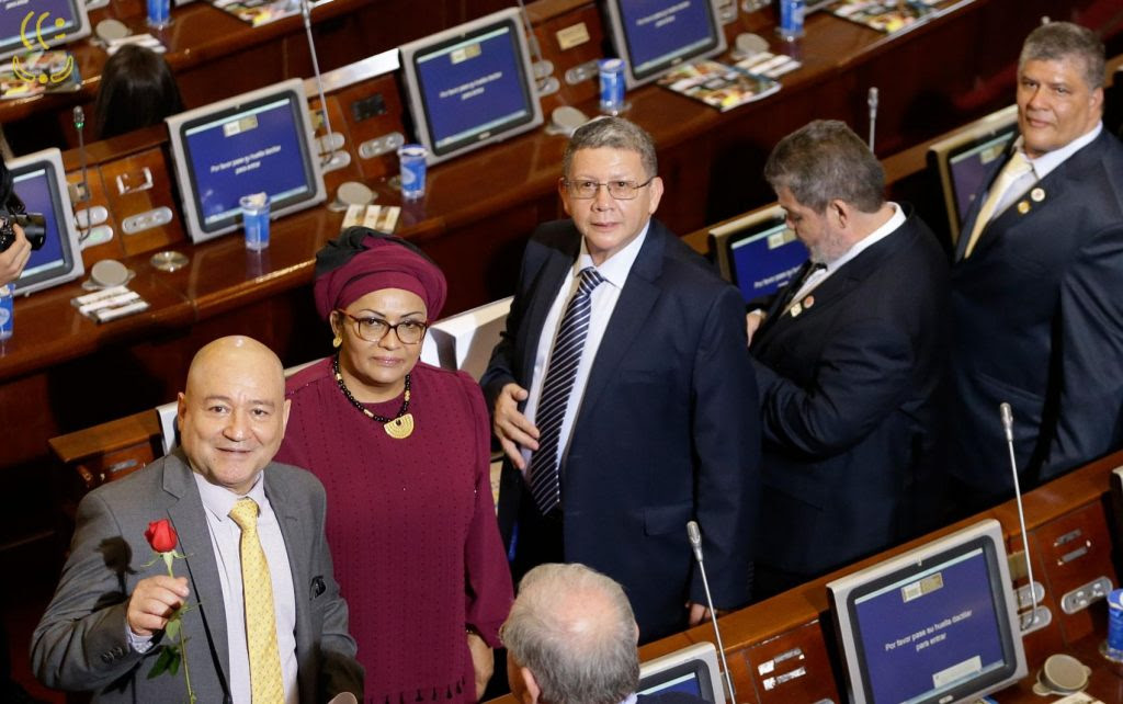 Devido à "cota guerrilha" terroristas das FARC tomam posse no Congresso colombiano. Para enganar, em vez do fuzil, segura uma rosa... Quem acredita?