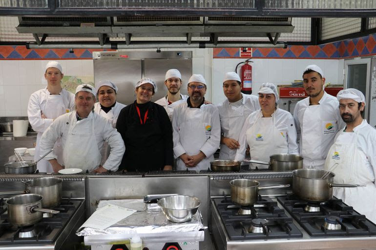 El grupo de personas que están en los cursos de hostelería y cocina.