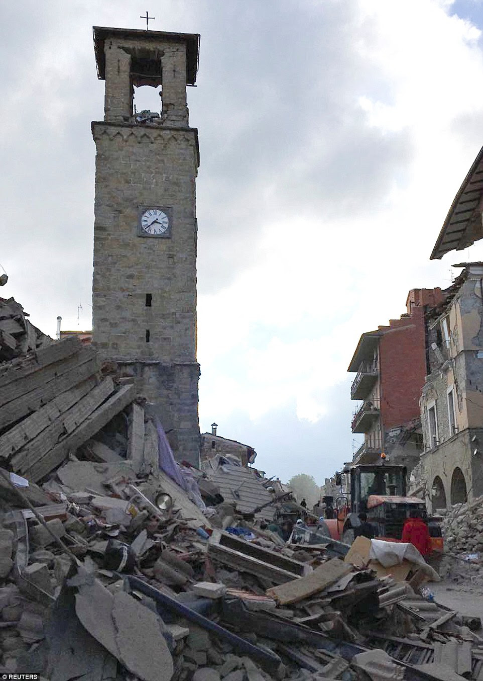 Congelada no tempo: O século 13 torre sineira parcialmente danificado foi um dos poucos edifícios históricos no centro de Amatrice que permaneceu de pé. O relógio estranhamente assina o momento em que o terremoto atingiu a cidade