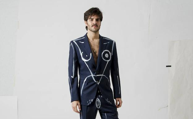 Ernesto Artillo, con uno de los trajes de âLa mujer que llevo fueraâ. /Sur
