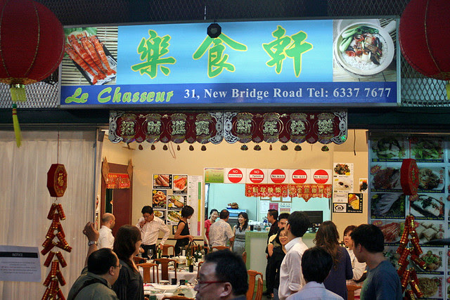 Le Chausser means "The Hunter" in French, but it's completely Chinese. The chef-owner lived in Mauritius for a while.