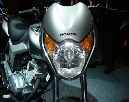 Destaque para novo farol Foto do farol com piscas integrados na nova Honda Titan modelo 2009