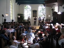 Een volle kerk van Ganswerd kijkt naar Nansika (foto: Marius van Kuijk)