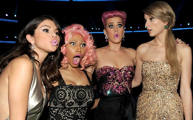 Todas as meninas: Selena Gomez, Nicki Minaj, Katy Perry e Taylor Swift ficar juntos na noite passada da AMA
