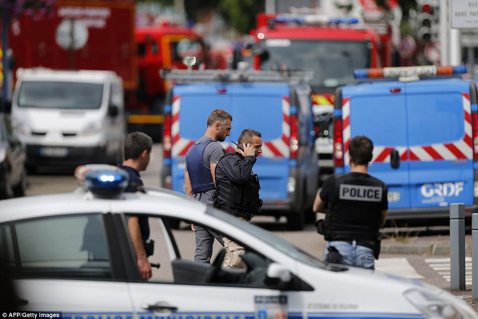 Unidades que atendem incluindo o RAID elite, a unidade anti-terrorista que foi fortemente envolvido nos ataques de Paris no ano passado, em que quase 150 pessoas foram assassinadas