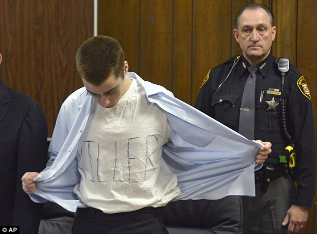 Ofensivo: Pista TJ apareceu no tribunal para sua condenação vestindo uma camiseta branca rabiscada com "assassino" a palavra 