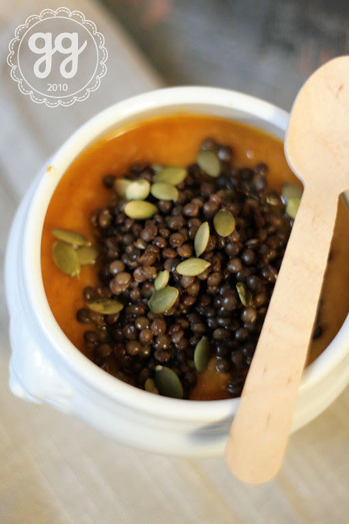 crema tiepida di carote, semi di zucca e lenticchie nere